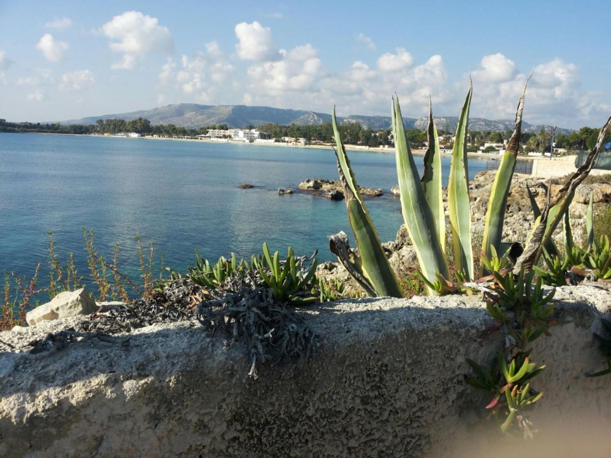 Vila Casa Sugli Scogli Fontane Bianche Exteriér fotografie